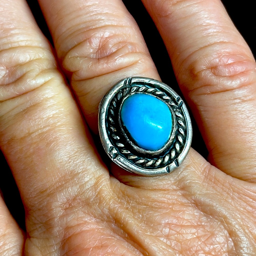 Vintage Navajo Sterling Turquoise Ring. Stunning Blue Color size 6 Broken side - Picture 3 of 10